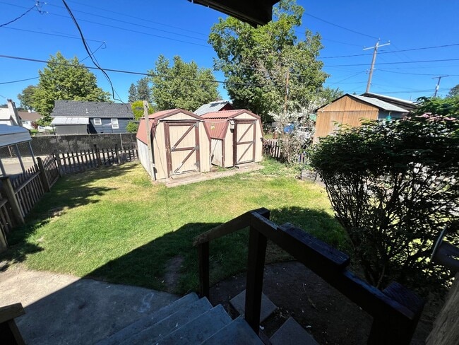 Building Photo - Adorable Shadle Bungalow - 2 Bed, 1 Bath +...