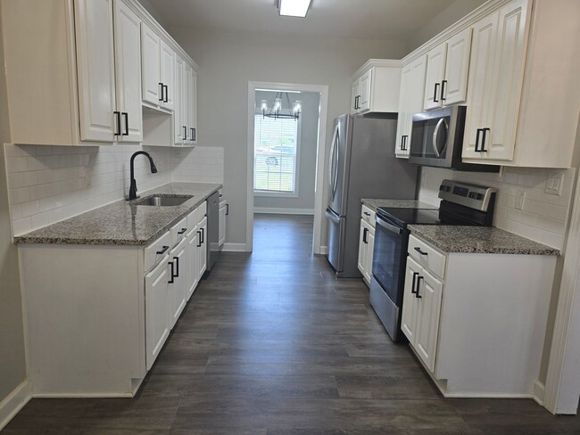 Building Photo - NEW LISTING!!!!