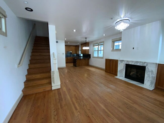 Building Photo - 445  E Avenue