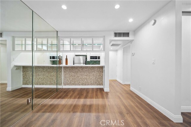 Building Photo - 950 Kings Rd