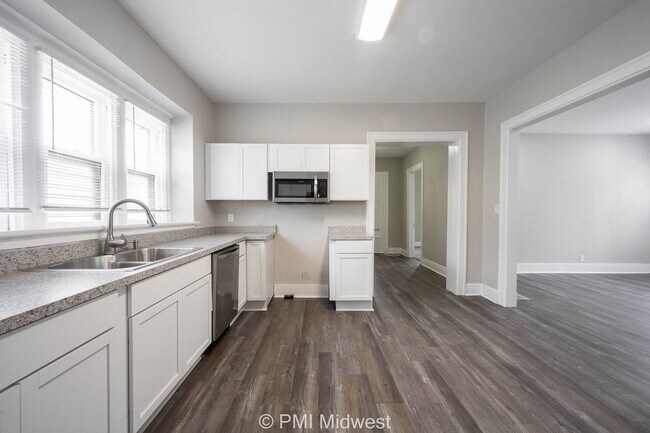 Building Photo - "Charming 3-Bedroom Duplex Haven on W 29th St – Spacious 1031 Sq Ft Gem in Indianapolis!"
