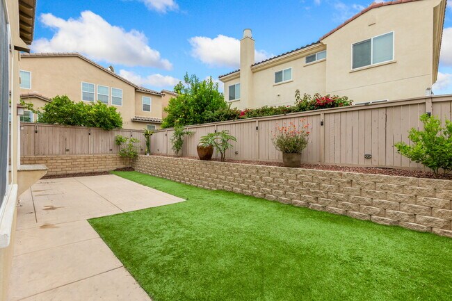 Building Photo - 1553 Yanonali Ave