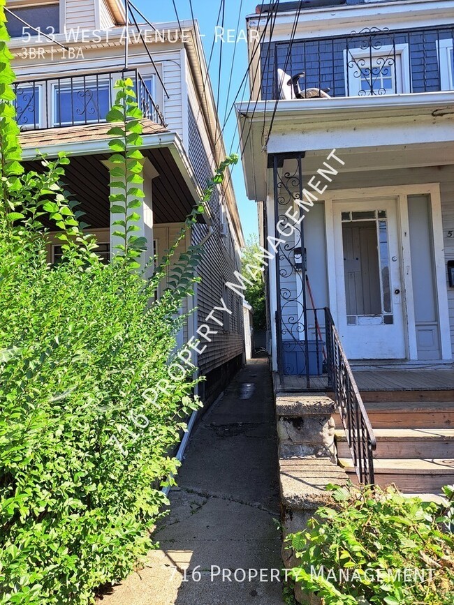 Building Photo - 3 BR Rear Unit in West Side