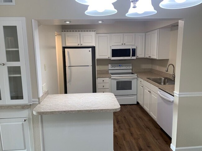 Building Photo - Large Completely Renovated Luxury Condo For Rent at 1664 Brownstone Blvd, Toledo Oh 43614