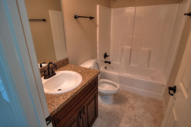 Building Photo - BRAND NEW 4/2/2 Home for Rent. Available NOW!