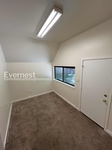 Building Photo - 128 Sharps Rd