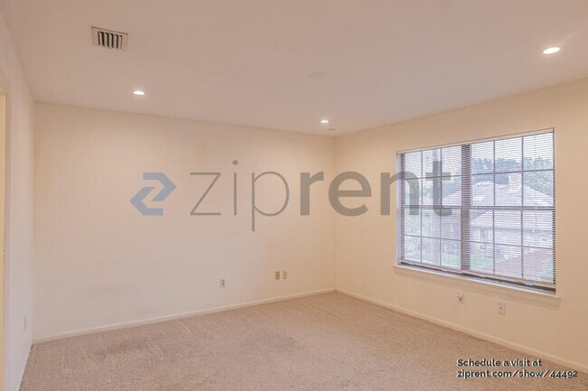 Building Photo - 1929 Pinecrest Dr