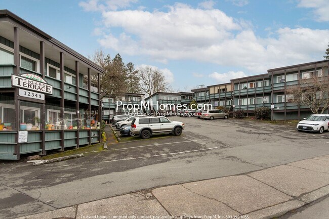 Building Photo - Freshly Renovated 2-Bedroom Apartment in C...