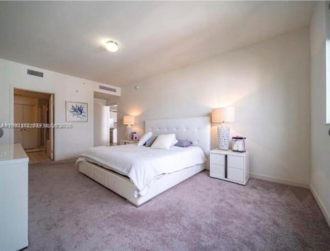 Building Photo - 999 SW 1st Ave