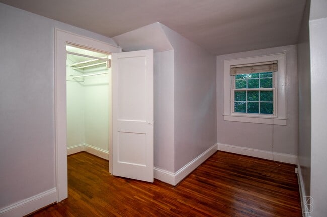 Building Photo - Prime location & Space!