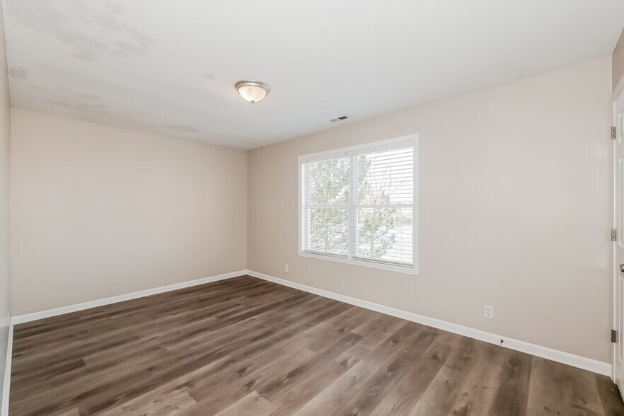 Building Photo - 8538 Baypointe Dr