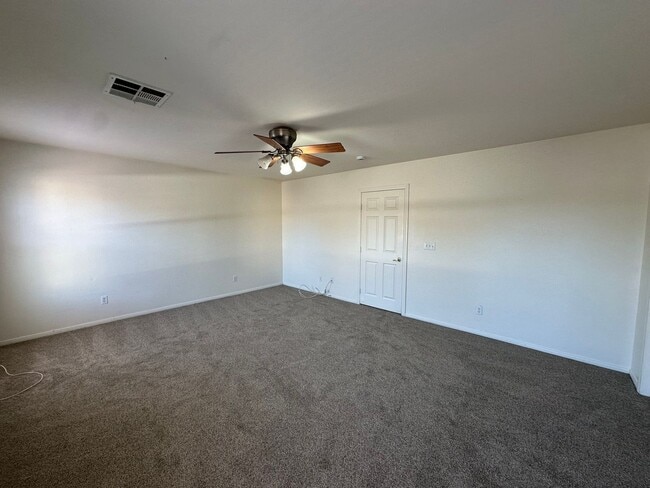 Building Photo - Great 3 Bedroom Home in Gated Community!