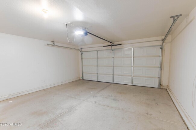 Building Photo - 213 W Caroline Ln