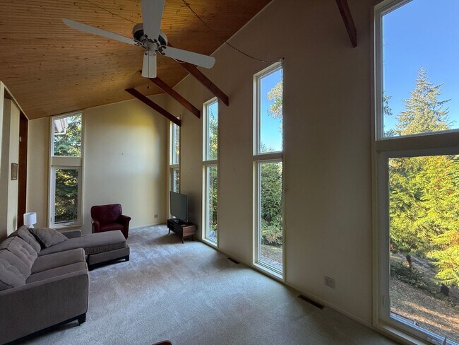 Building Photo - Cozy Huge 1 Bed with Loft and 2.5 Bath - H...