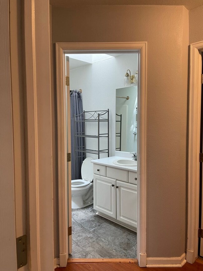 Building Photo - 3 Bedroom Home with Shop