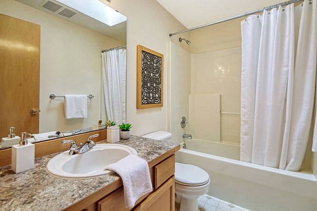 Building Photo - 4bd/2.5ba Renton Home
