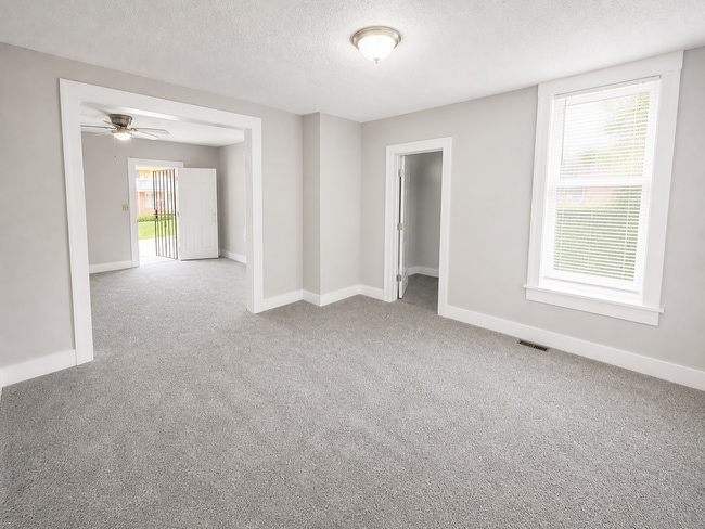 Building Photo - Spacious 3 Bedroom House