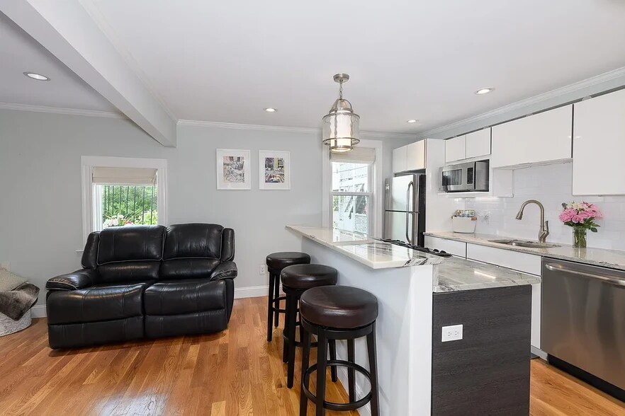 Building Photo - 194 Marion St