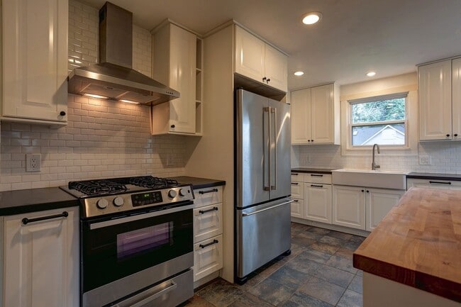 Building Photo - 2 Bed, 2 Bath Home in Historic Birchwood Neighborhood