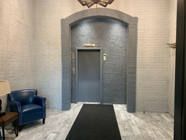 Lobby - 475 Plum Creek Dr