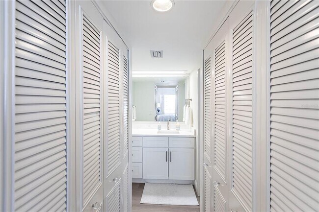 Building Photo - 1055 W Peppertree Dr