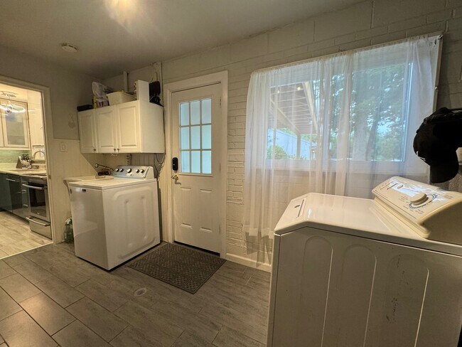 Building Photo - Gorgeous 3 Bed 1.5 Bath Single-Family Home...