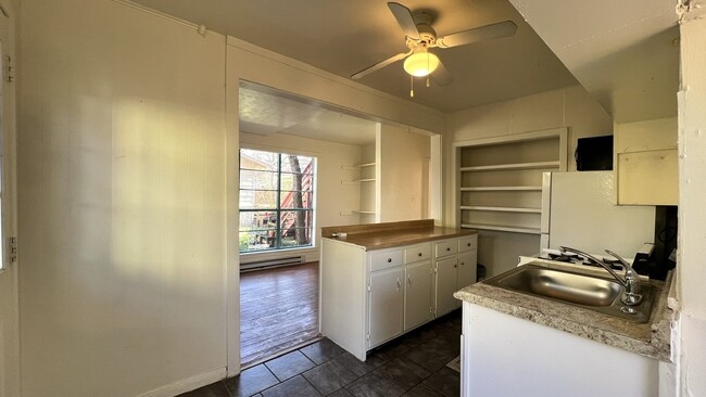 Building Photo - 3404 1/2 Grooms St-