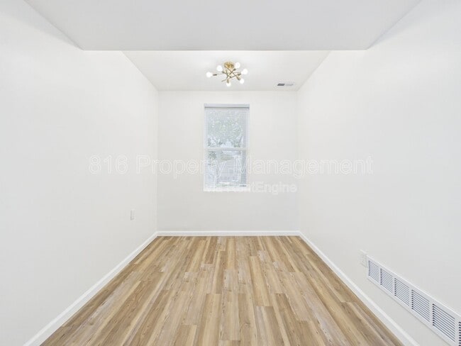 Building Photo - 633 S Fuller Ave