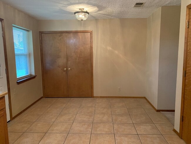 Building Photo - Well Maintained Home In Glenpool!