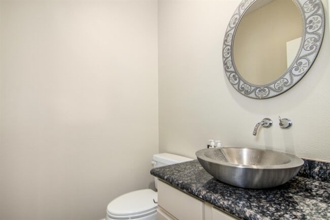 Building Photo - 5227 Lillian St