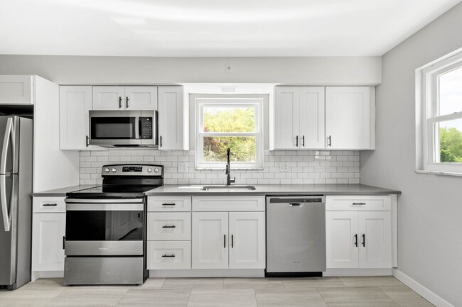 Building Photo - AVAILABLE JUNE 1ST!! STUNNING 3 BEDROOM IN...