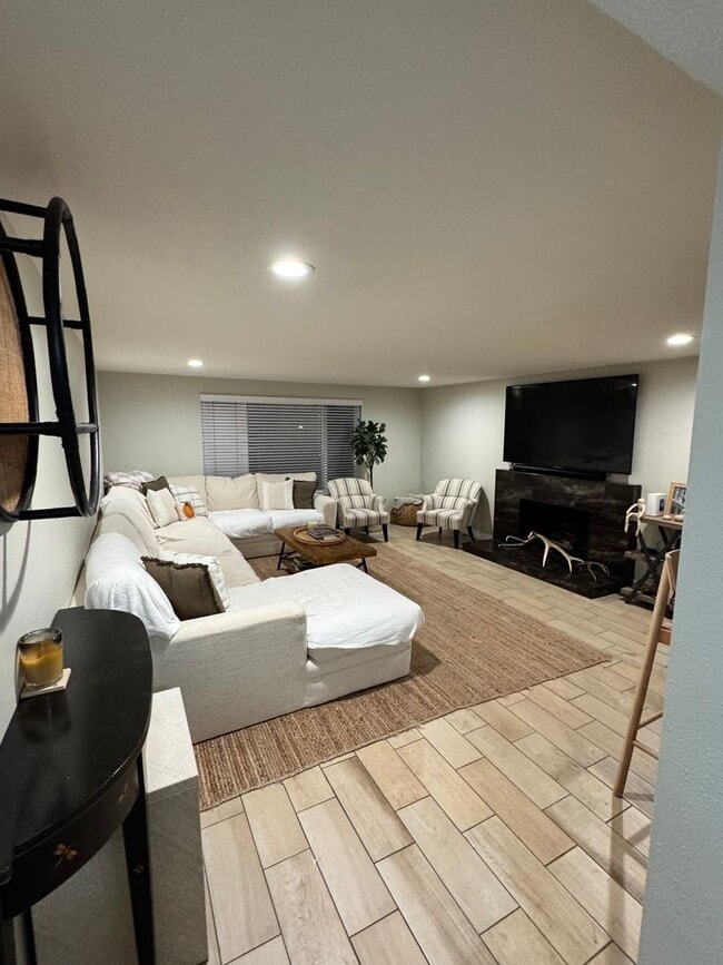 Building Photo - Charming 2-Bedroom, 1.5-Bath Apartment with Private Yard and 1 Car Garage