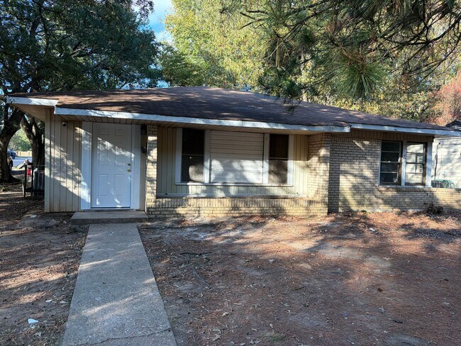 Building Photo - Nearly A New Home!