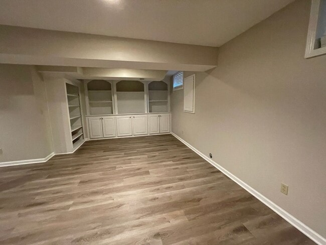 Building Photo - Stunning 4BR 2.5BA w/ Granite Kitchen in South Overland Park