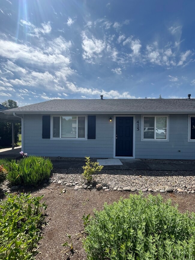 Building Photo - 415 SE Lacreole Dr
