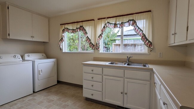 Building Photo - Conveniently located 3/2 home near Henders...