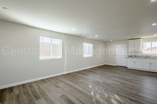 Building Photo - 541 Walker St