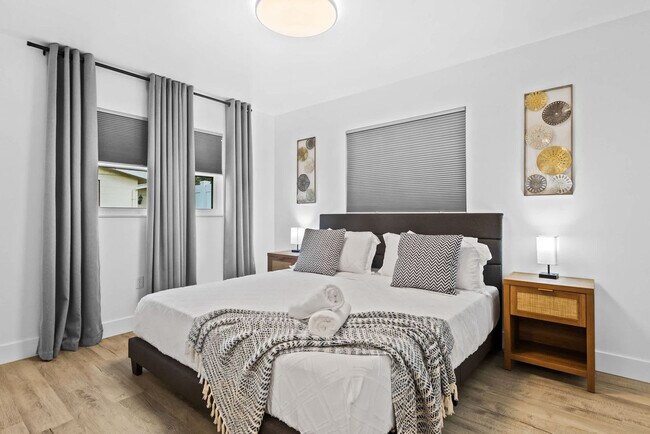 Building Photo - 1311 Cypress Ave