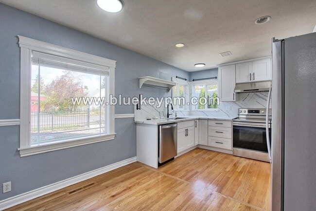 Building Photo - 3 Bed, 2 Bath Home Near Mill City Park in Portland