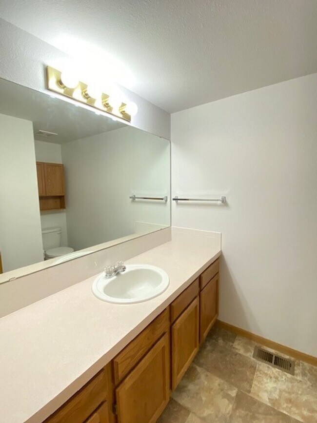 Building Photo - Large 3 Bedroom, 2.5 Bath Townhome with 2 car attached garage in Northwest Loveland, CO