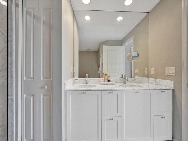 Building Photo - 225 NE 1st St