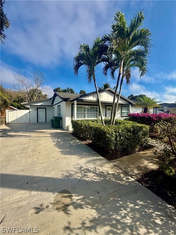 Building Photo - 733 Pine Cone Ln