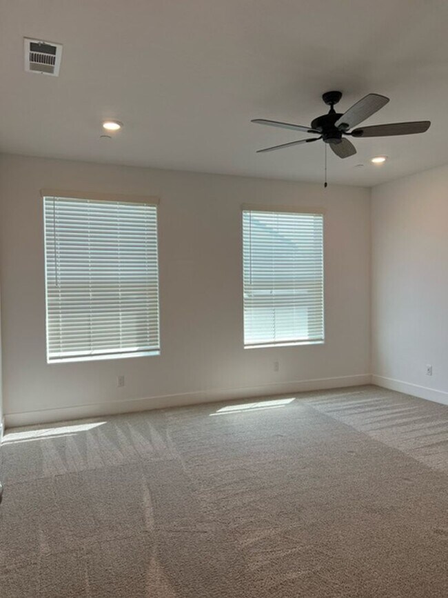 Building Photo - Beautiful Newer 3 Bedrooms 2.5 Baths Home with SOLAR!!!