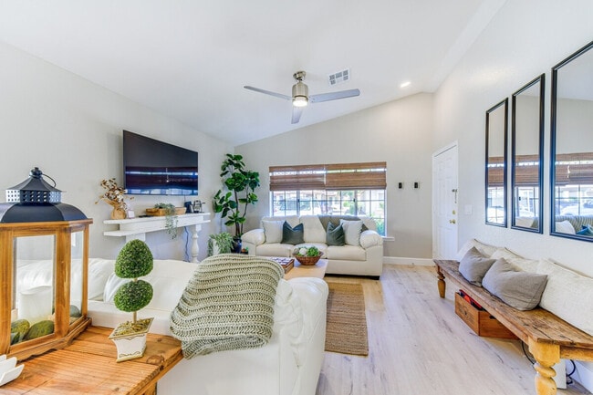 Building Photo - 1120 N Val Vista Dr