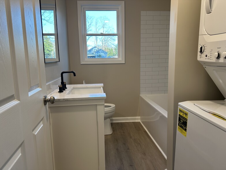 Bathroom - 4103 N Center St