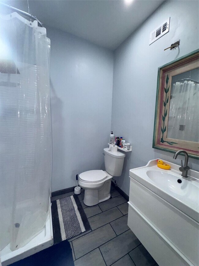 Building Photo - 1417 Avon Ln