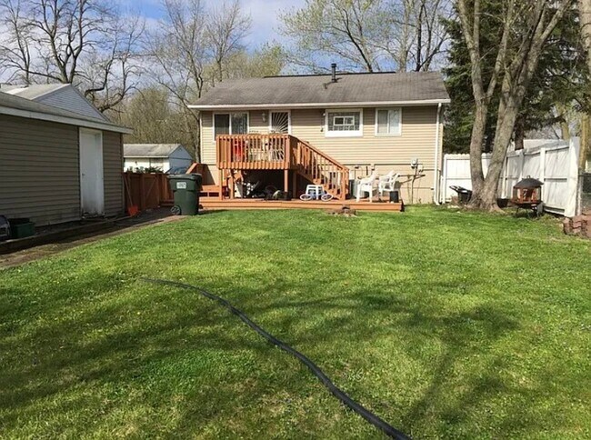 Building Photo - 101 N Cedar Ln