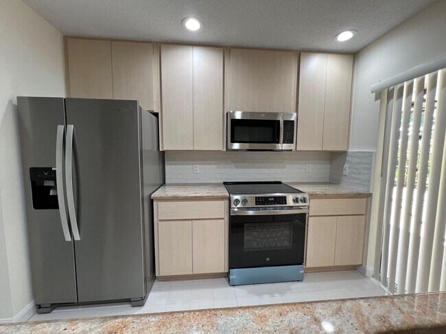 Building Photo - 6002 Red Oak Ct