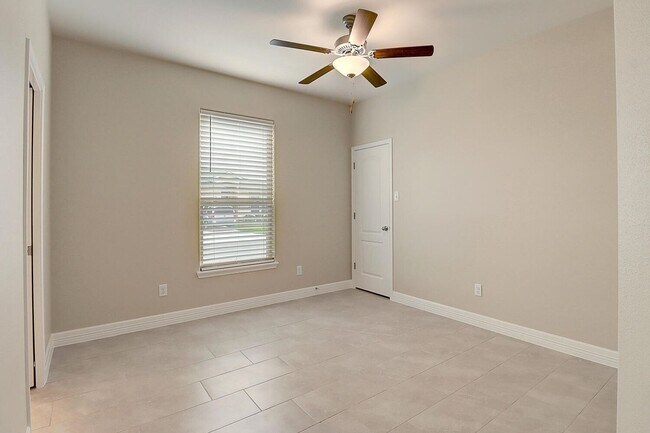 Building Photo - 2202 Crystal Bay Dr.