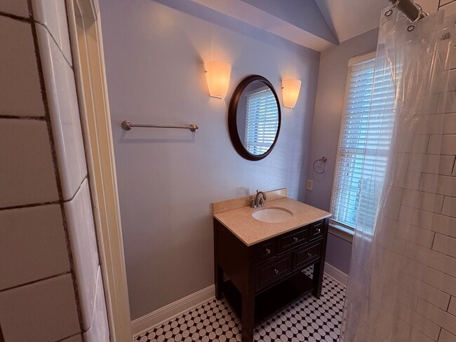 Building Photo - 1717 Upperline St